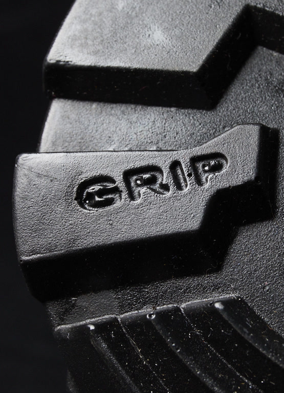 תקריב של הסוליה עם חריצי אחיזה והטבעת GRIP